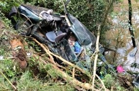 Mulher morre após carro capotar e cair em barranco de rio