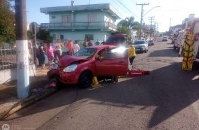 Condutora fica ferida após colidir carro contra poste de energia elétrica 