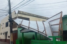 Temporal causa destelhamentos e queda de árvore em Herval d´Oeste 