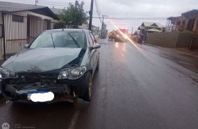 Motorista foge após colisão que deixou mulher ferida 