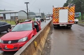 Jovem fica ferido após colidir carro em mureta de rodovia 
