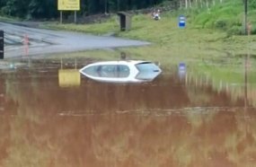 Carro fica ilhado ao tentar atravessar o trevo alagado em Ibicaré