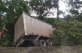 Saída de pista de caminhão é registrada em Vargem Bonita 