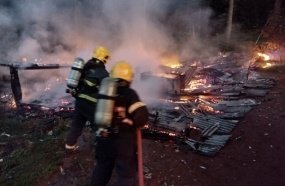 Homem sofre queimaduras ao salvar cachorro de casa pegando fogo