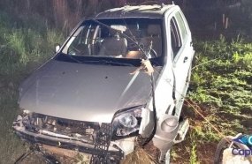 Saída de pista seguida de choque em poste deixa mulher ferida na SC-150