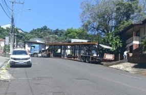 Caminhão cegonha fica entalado em rua de Joaçaba