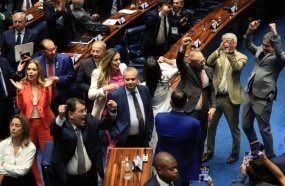 Senado aprova reforma tributária e texto volta à Câmara