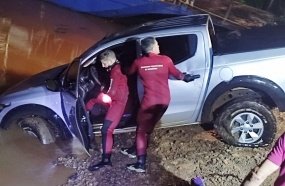Durante fuga, motorista joga caminhonete carregada com maconha no rio