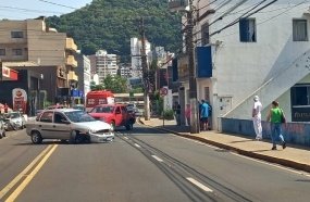 Motorista abandona carro após colisão no centro de Joaçaba 