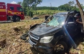 Idoso fica ferido após capotar caminhonete na SC-135
