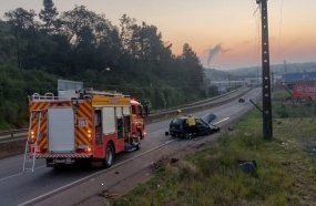 Jovem é socorrida em estado grave após carro colidir contra barranco 