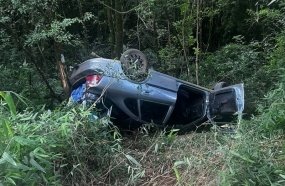 Condutor é resgatado após carro capotar em barranco 