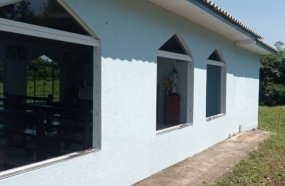 Ladrões furtam vidros de janelas da igreja em Irani 