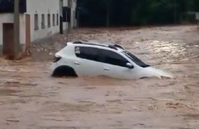 Carro fica ilhado nas proximidades do Parque Central de Joaçaba 