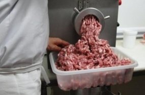 Estado terá que indenizar açougueiro que ficou com braço preso à máquina por 2 horas