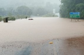 Mais um carro fica ilhado no trevo da Linha Triângulo 
