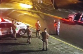 Motorista embriagado ‘toca moda’ para policiais após acidente