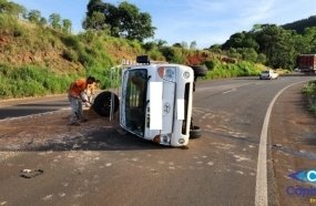 Motorista fica ferido após caminhonete tombar na SC-150 