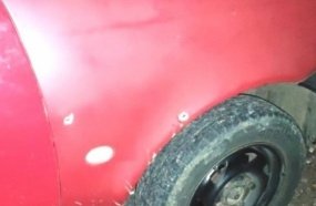 Carro atinge moto após ser alvejado por tiros durante perseguição 