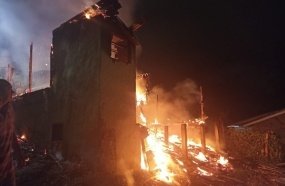 Incêndio durante a madrugada consome duas casas 