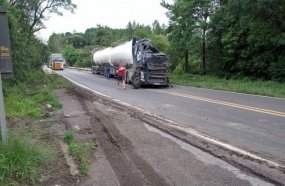 Colisão entre três carretas mata motorista na BR-153
