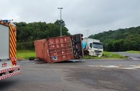 Carreta tomba e motorista fica ferido após colisão no trevão de Irani