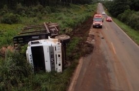 Caminhão tomba e carro sai da pista após colisão na SC-452