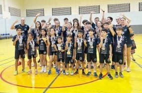 AMOB levanta o troféu de Campeã Catarinense de Badminton 2023