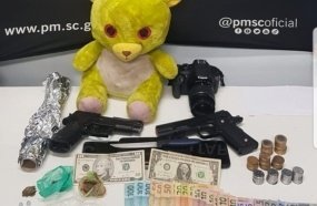 Casal é preso após PM encontrar drogas dentro de urso de pelúcia