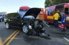 Colisão frontal entre veículos deixa casal ferido na SC-451 