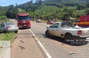 Três pessoas ficam feridas após colisão frontal na SC-135