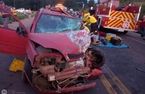 Colisão frontal deixa motorista preso às ferragens na BR-282