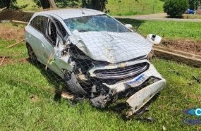 Carro invade campo de futebol após colisão contra árvore na SC-150
