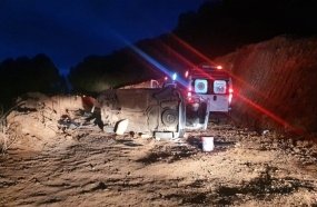 Casal é socorrido após carro sair da pista e capotar em barranco 