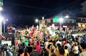Parada de Natal encanta público em Treze Tílias