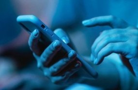 Mulher é condenada por divulgar nudes de garota nas redes sociais 