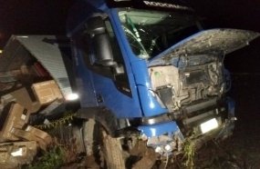 Caminhão carregado com televisores sai da pista na BR-282