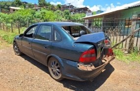 Motorista é preso por embriaguez após colidir carro em poste 