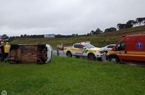 Carro tomba e deixa mulher ferida após colisão na BR-282 