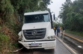 Colisão entre carro e caminhão mata casal na BR-470
