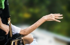Cuidadora é condenada por submeter idoso a condições degradantes 