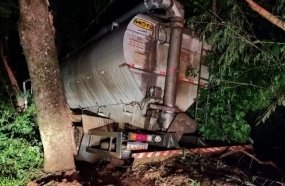 Motorista salta de caminhão após veículo ficar sem freios 