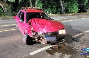 Motorista fica ferido após colidir contra carro que invadiu sua preferencial 