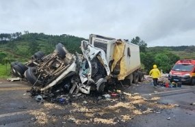 Motoristas morrem após colisão frontal entre caminhões na BR-282