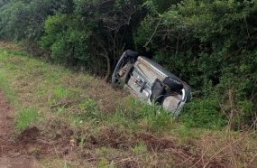 Jovem fica ferida após carro capotar em Campos Novos 