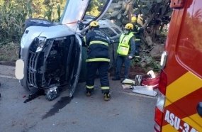 Três pessoas ficam feridas após capotamento de veículo na SC-135