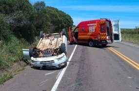 Dois homens sofrem ferimentos após carro capotar na SC-464