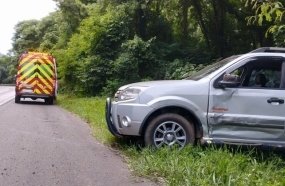 Colisão entre esportivo e carreta é registrada na BR-153