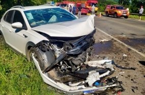 Colisão frontal destrói veículos e deixa três feridos na BR-470