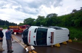 Paciente fica ferida após ambulância tombar na BR-470
